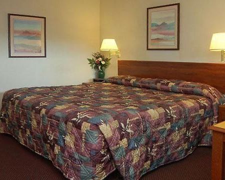 Econo Lodge Pratt Стая снимка