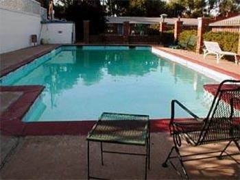 Econo Lodge Pratt Екстериор снимка