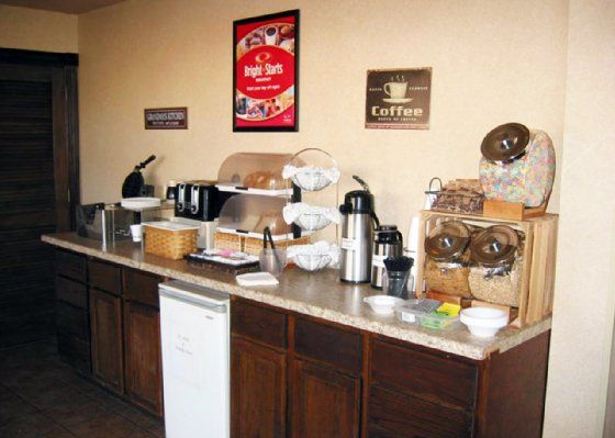 Econo Lodge Pratt Екстериор снимка